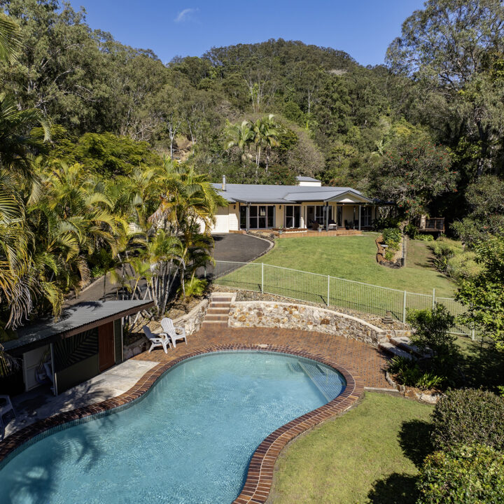 239 Towen Mount Road, TOWEN MOUNTAIN  QLD  4560